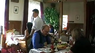 Il baise sa femme avec le serveur en plaint restaurant